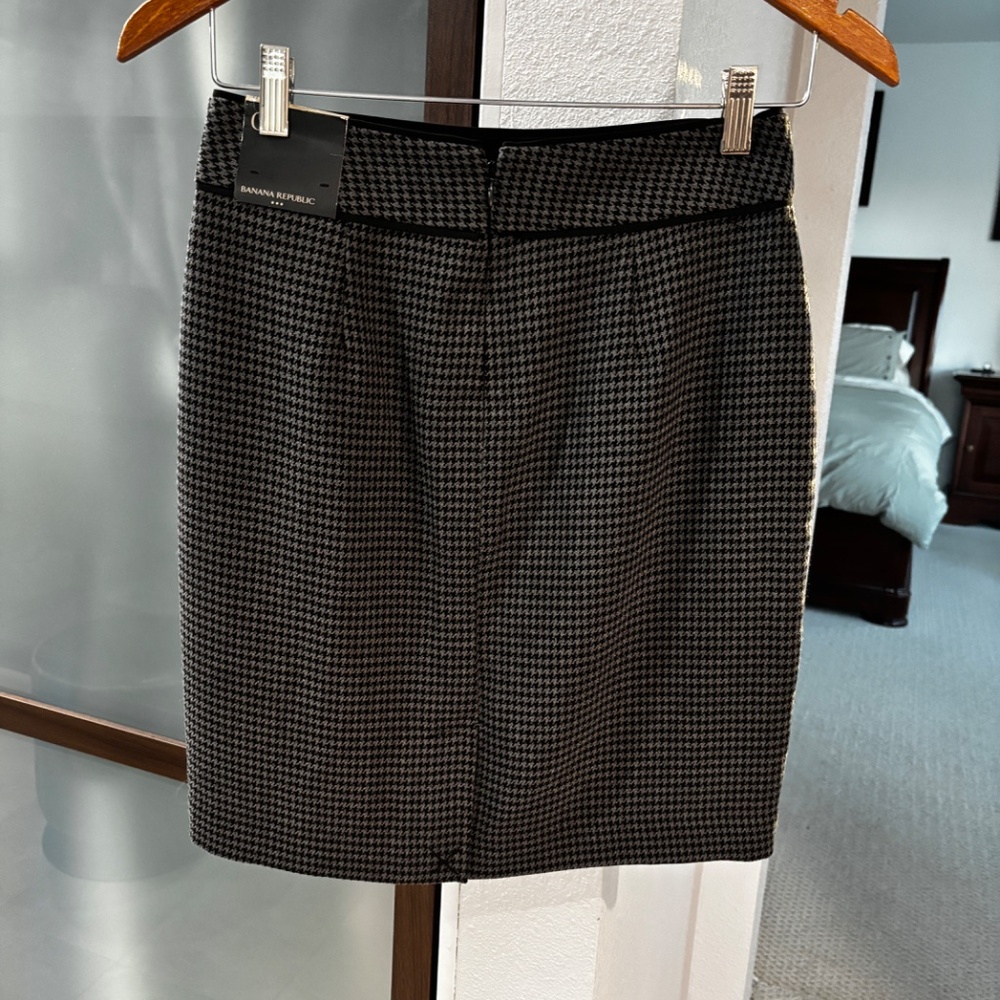 Banana Republic Knit Pencil Skirt - Black/Gray Houndstooth Size 0 - Picture 3 of 9